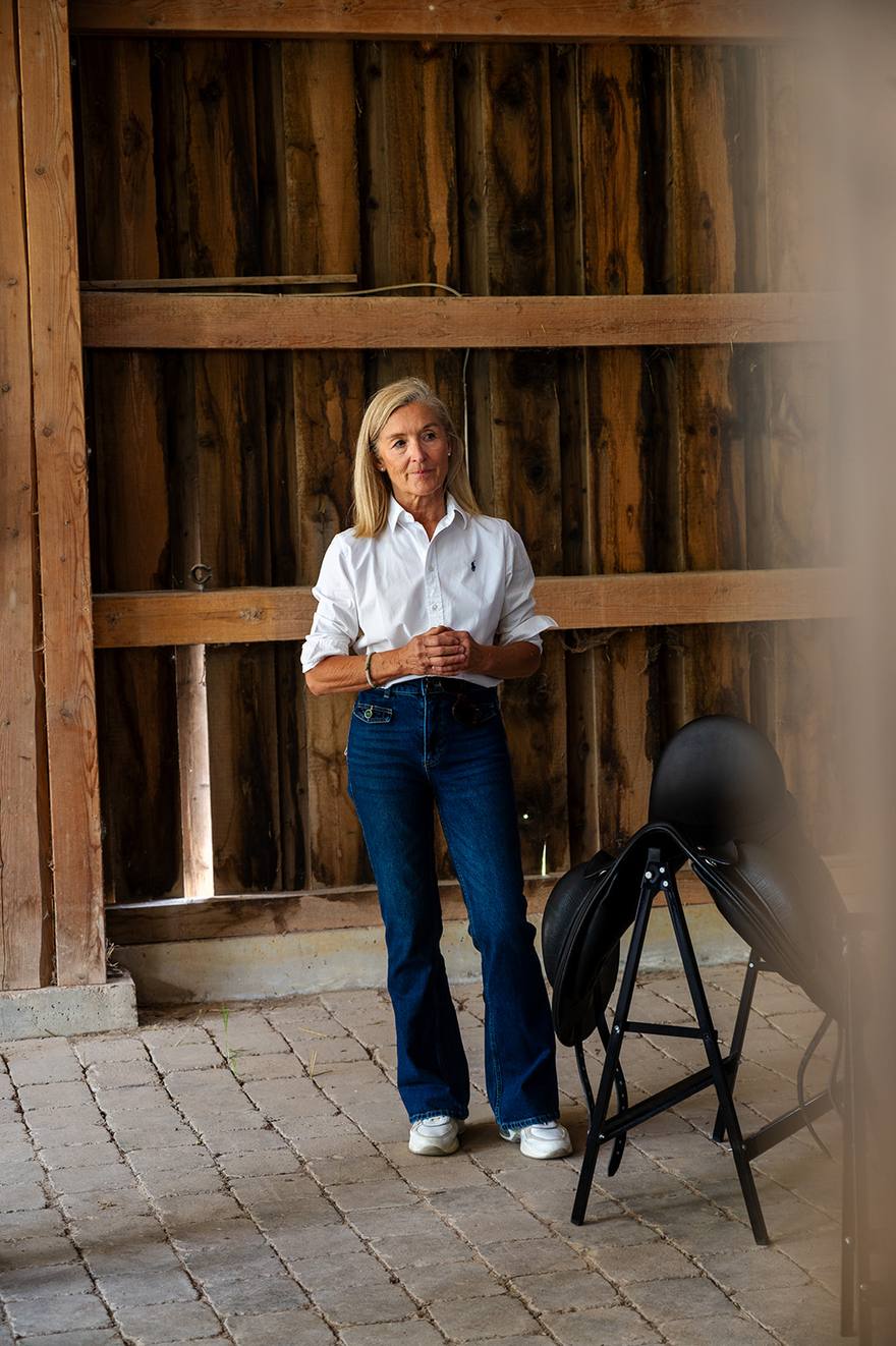 Jeanette Zehner in der Sattelkammer neben einem Sattelbock